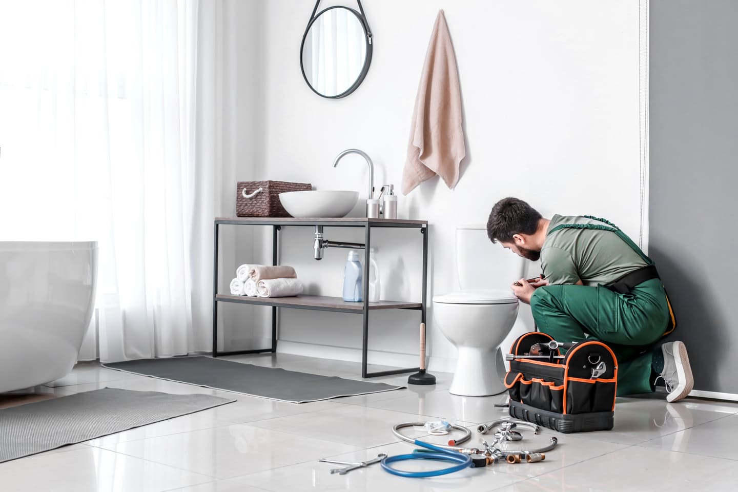 Installateur arbeitet an einer Toilette